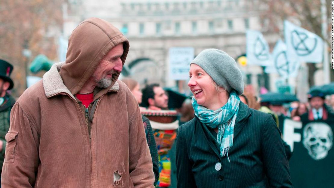 Gail Bradbrook y Roger Hallam en una marcha de Extinction Rebellion en 2018.