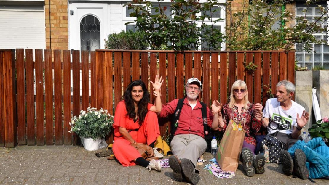 Activistas de XR, incluido David Lambert, protestando frente a la casa de Jeremy Corbyn.