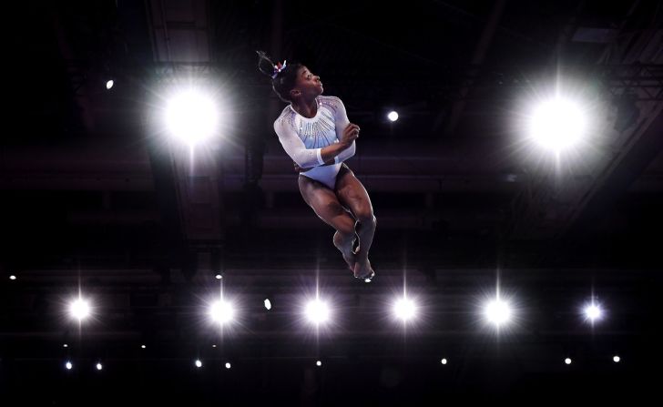 La estadounidense Simone Biles compite en el ejercicio de piso en el Campeonato Mundial de Gimnasia en octubre de 2019. Biles ganó otro oro en la carrera individual. Fue la medalla número 25 de su carrera en el Campeonato Mundial. Durante la competencia de este año, Biles también logró hacer dos movimientos que llevarán su nombre.