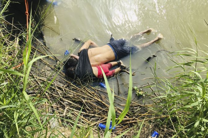 Los cuerpos del migrante salvadoreño Óscar Alberto Martínez y su hija de casi 2 años, Angie Valeria, yacen en la orilla del Río Grande cerca de Matamoros, México, en junio de 2019. Se ahogaron tratando de cruzar el río hacia Brownsville, Texas. La impactante imagen fue un sombrío recordatorio del peligroso viaje que realizan los migrantes para llegar a Estados Unidos.