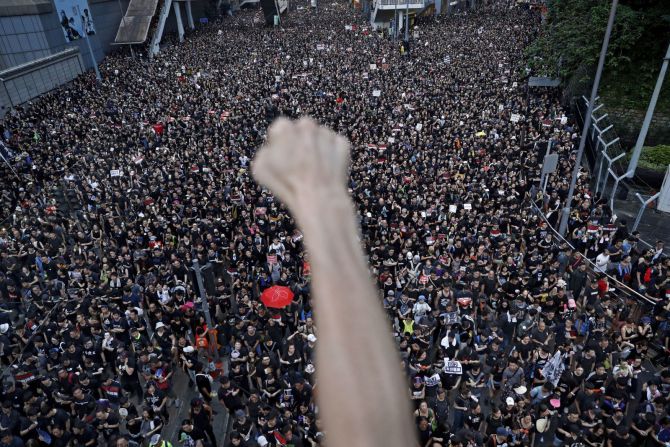 La gente marcha en las calles de Hong Kong para protestar por un controvertido proyecto de ley de extradición en junio de 2019. Los críticos temen que el proyecto de ley permita enviar ciudadanos a través de la frontera a China continental. La directora ejecutiva de Hong Kong, Carrie Lam, retiró el proyecto de ley el 4 de septiembre, pero se negó a ceder ante las otras cuatro demandas de los manifestantes, que incluyen una mayor democracia para la ciudad y una comisión independiente de conducta policial.