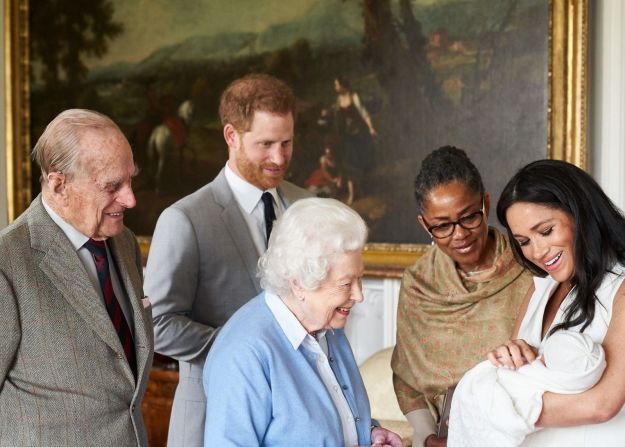 La reina Isabel II de Gran Bretaña mira a su nuevo bisnieto, Archie, en mayo de 2019. Archie es el primer hijo del príncipe Enrique, segundo de la izquierda, y su esposa Meghan, la duquesa de Sussex. El príncipe Felipe está en el extremo izquierdo. La madre de Meghan, Doria Ragland, está a su lado a la derecha.