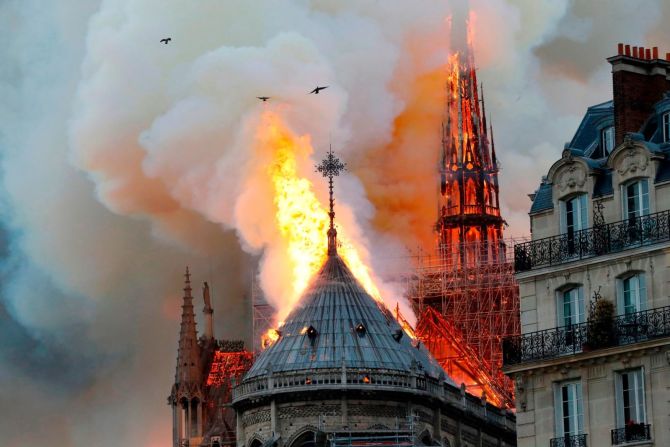 El humo y las llamas se elevan desde la Catedral de Notre Dame en París en abril de 2019. Un incendio catastrófico envolvió la estructura de 850 años de antigüedad, destruyendo su emblemática aguja y techo.