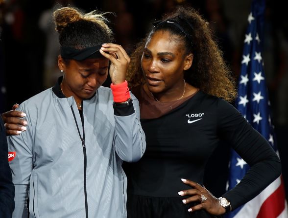 La estrella del tenis Naomi Osaka es consolada por Serena Williams durante abucheos en la ceremonia de premiación del US Open en septiembre de 2018. Osaka derrotó a Williams en la final para convertirse en la primer jugadora japonesa en ganar un título de Grand Slam en individuales. Pero algunos en la multitud no estaban contentos de cómo se desarrolló el partido, pues la favorita de los fanáticos, Williams, tuvo dificultades en el juego tras chocar con el juez de silla Carlos Ramos.