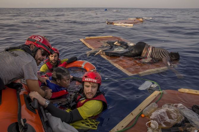 Josepha, una migrante de Camerún, es rescatada de un barco naufragado en el mar Mediterráneo en julio de 2018. Migrantes de África y Medio Oriente, muchos de ellos buscando refugio en áreas devastadas por la guerra, han llegado a Europa durante la última década.