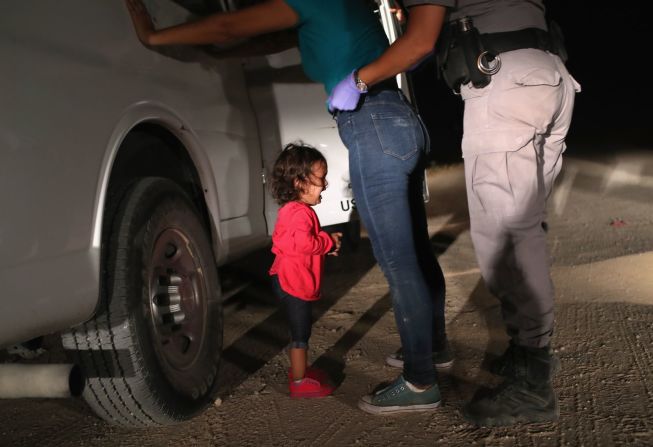 Una niña hondureña de 2 años llora mientras su madre es registrada y detenida en McAllen, Texas, cerca de la frontera entre Estados Unidos y México en junio de 2018. Habían cruzado el río Bravo y fueron detenidos por agentes de la Patrulla Fronteriza de Estados Unidos, según el fotógrafo John Moore de Getty Images.