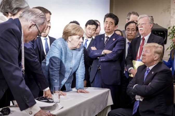 En esta foto de junio de 2018 proporcionada por la Oficina de Prensa del Gobierno alemán, la canciller de Alemania, Angela Merkel, conversa con el presidente de Estados Unidos, Donald Trump, sentados, mientras están rodeados por otros líderes en la cumbre del G7 en Charlevoix, Quebec. Según dos fuentes diplomáticas de alto rango, la foto fue tomada cuando había una conversación difícil sobre el comunicado del G7 y varios problemas que Estados Unidos tuvo de cara al comunicado.