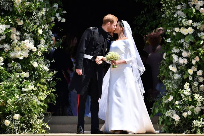 El príncipe Enrique y su nueva esposa, Meghan, se besan en los escalones de la Capilla de San Jorge poco después de casarse en Windsor, Inglaterra, en mayo de 2018.