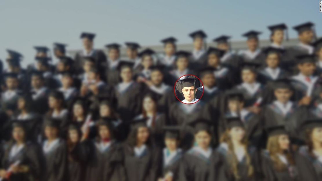 Sayed Mirwais Rohani se graduó de la Universidad de Medicina de Taishan a fines de 2012.