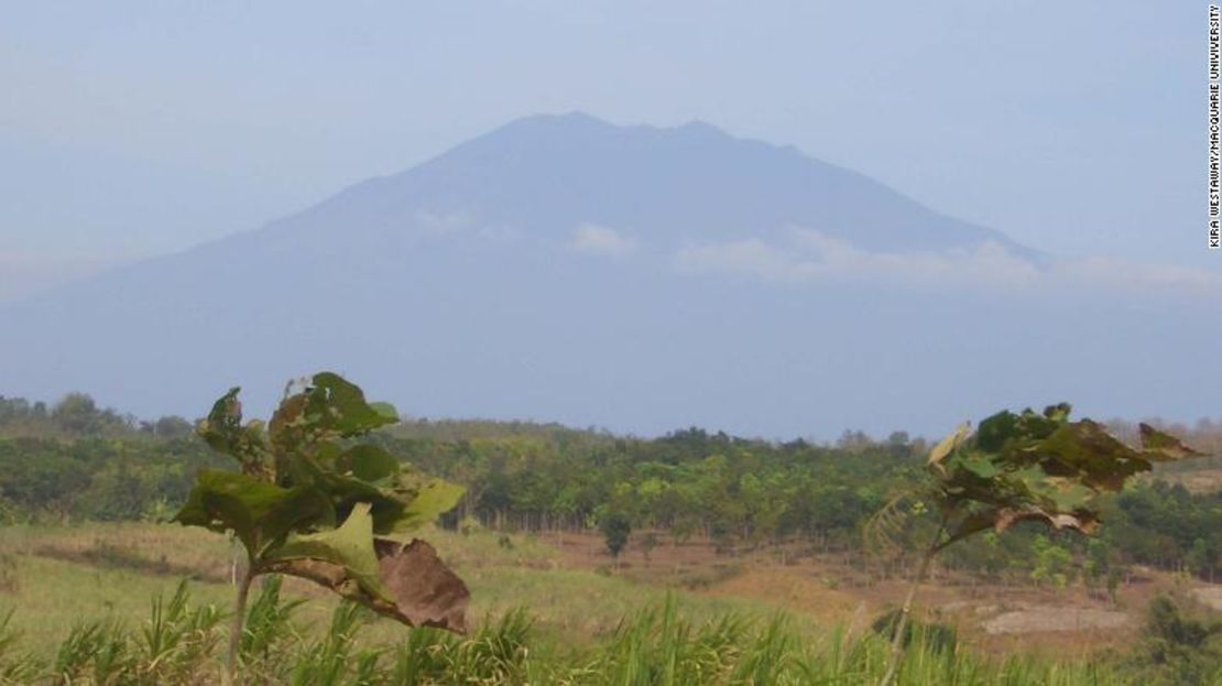 Vista del volcán Lawu desde el valle del río Solo.