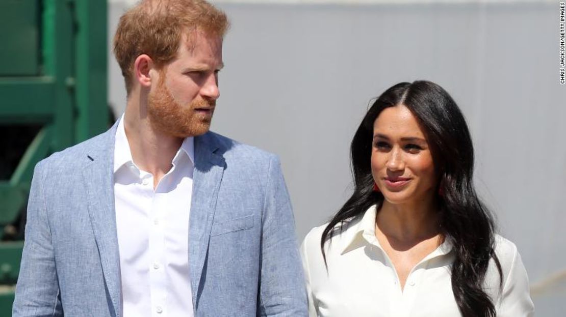 El príncipe Enrique y su esposa, Meghan, visitan un municipio de Johannesburgo en Sudáfrica horas después de que el duque de Sussex emitiera un comunicado en el que criticaba la cobertura de los medios de la pareja.