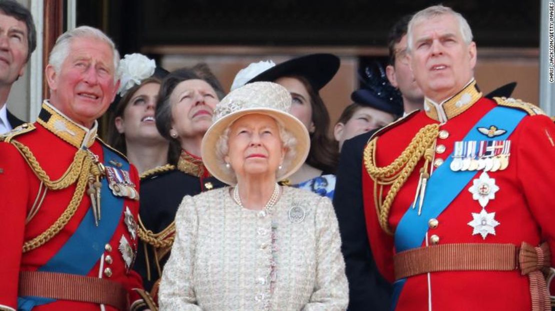 La reina mira el desfile anual por cumpleaños, el 8 de junio, junto a sus hijos, el príncipe Carlos (izquierda) y el príncipe Andrés (derecha).