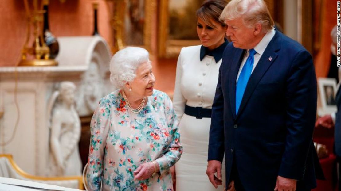 La reina Isabel II observa exhibiciones de artículos estadounidenses de la colección Royal en el Palacio de Buckingham el 3 de junio junto al presidente de EE.UU. Donald Trump y la primera dama Melania Trump.