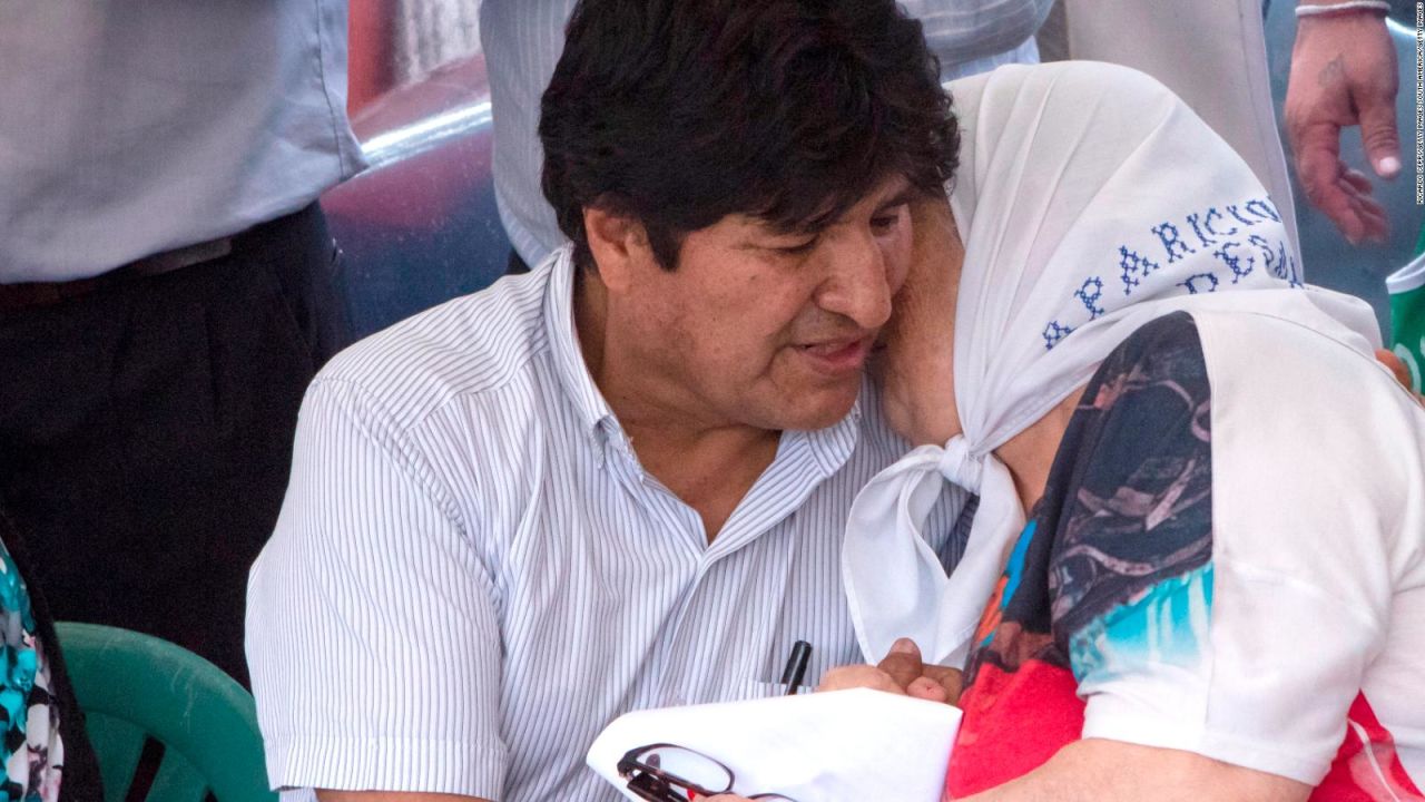 CNNE 750812 - evo morales acompano a las madres de plaza de mayo