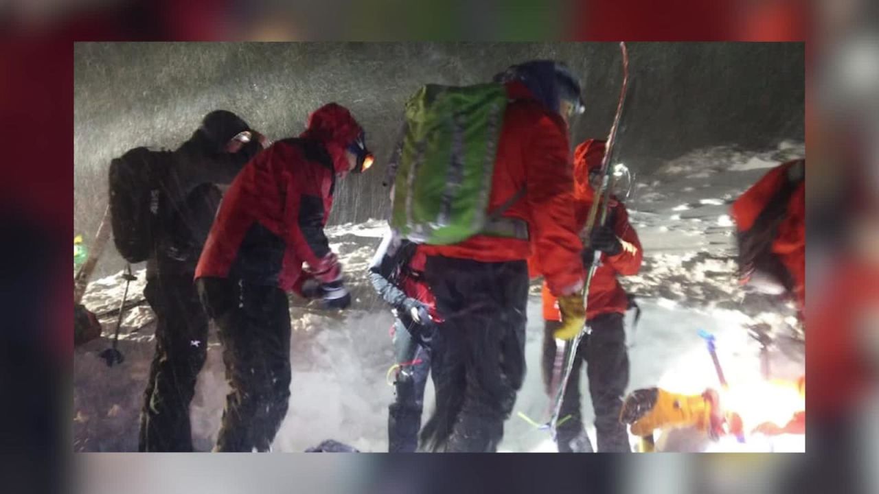 CNNE 751102 - hombre sobrevive tras pasar 5 horas bajo la nieve