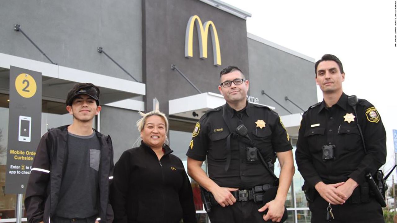 CNNE 751460 - empleados de mcdonald's salvan a mujer que pedia ayuda