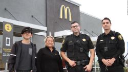 CNNE 751460 - empleados de mcdonald's salvan a mujer que pedia ayuda