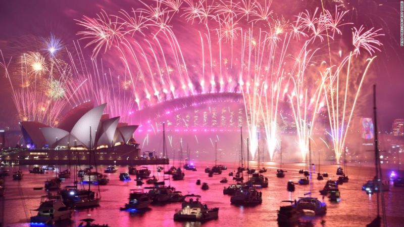 La famosa exhibición de fuegos artificiales de nochevieja de sydney se mantiene en medio de la amenaza de incendios forestales | cnn