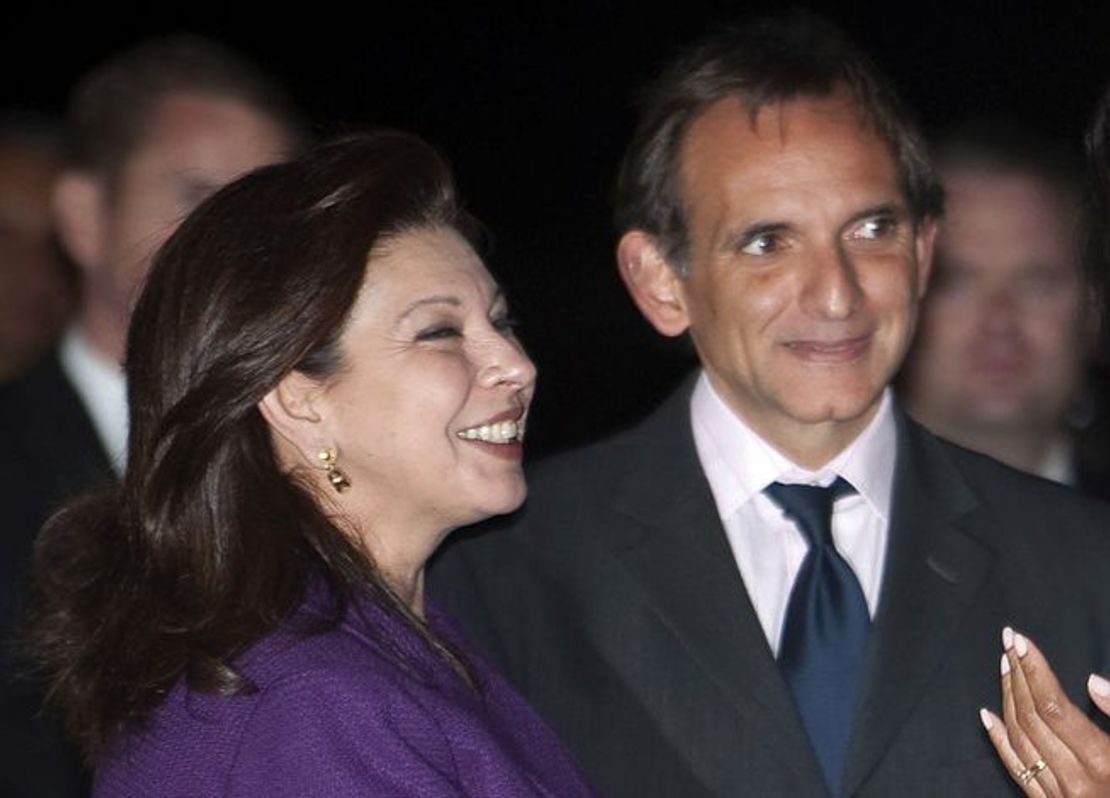 Maria Teresa Mercado (i) en una foto de 2010 con el entonces embajador de Estados Unidos en México Carlos Pascual