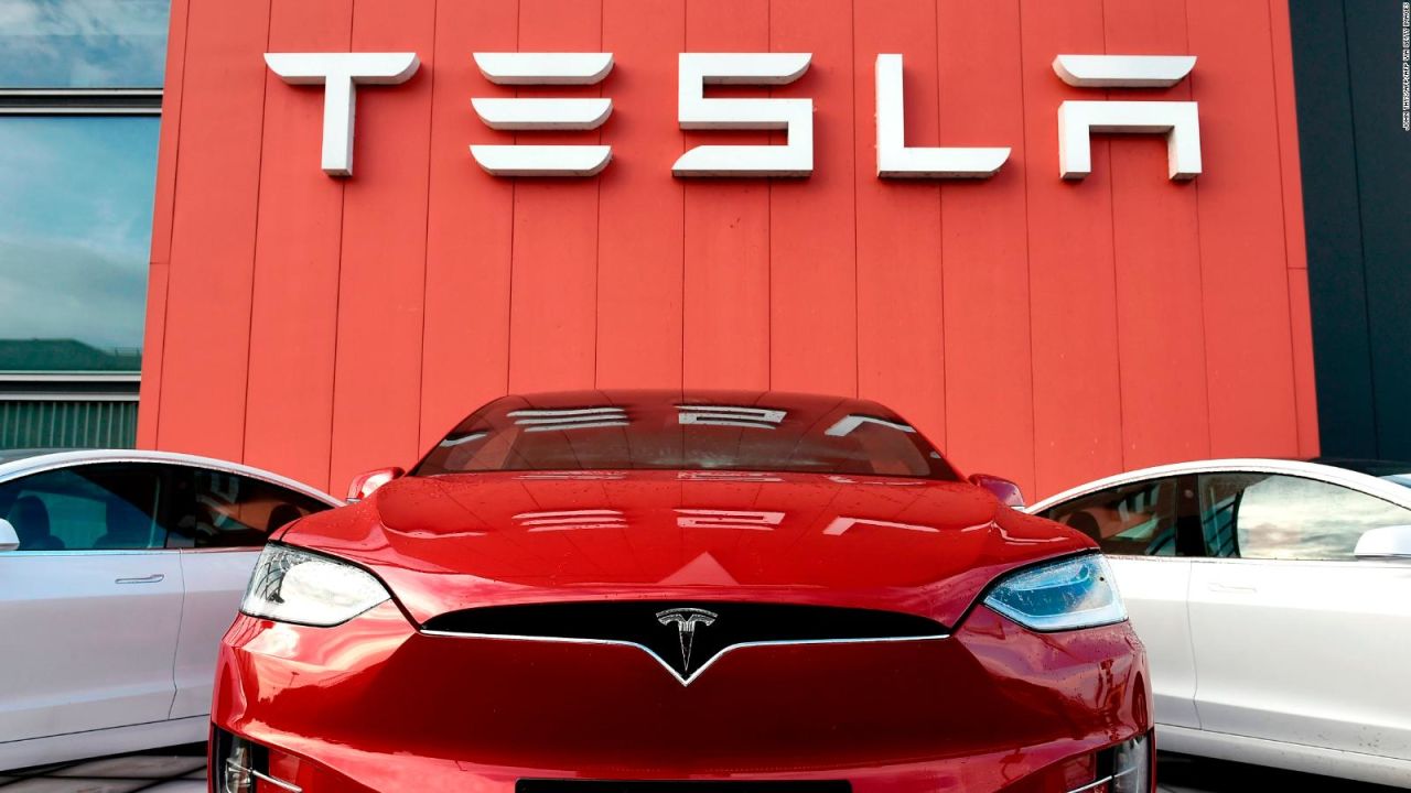 CNNE 752230 - las acciones de tesla caen bruscamente