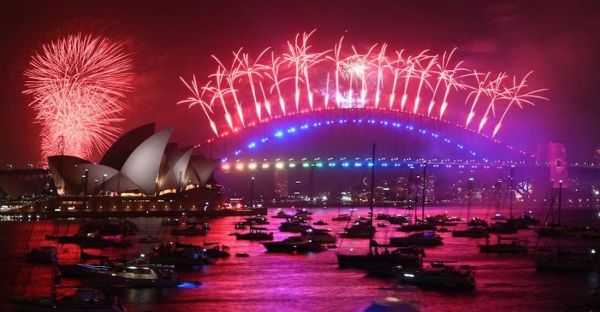 Los fuegos artificiales de Nochevieja estallan sobre el emblemático Harbour Bridge y la Opera House de Sydney, Australia, el 1 de enero de 2020.