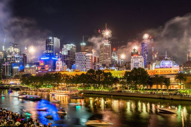 Fuegos artificiales estallan sobre el distrito financiero central de Melbourne durante las celebraciones de Nochevieja el 1 de enero de 2020 en varias ciudades de Australia.