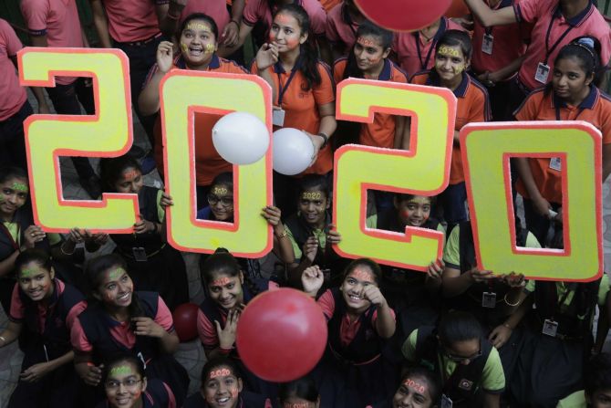 Escolares indios posan durante un evento para dar la bienvenida al nuevo año en Ahmedabad, India, el 31 de diciembre.