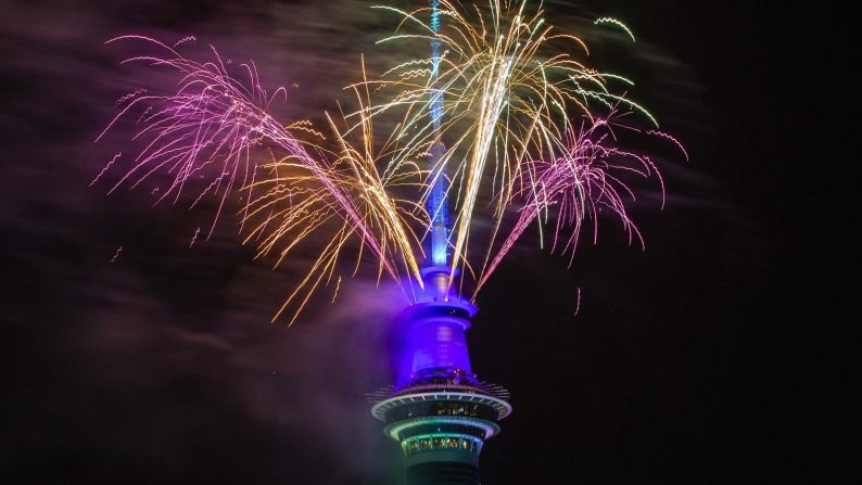 Fuegos artificiales se disparan desde la Sky Tower en Auckland, Nueva Zelandia, durante las celebraciones de Nochevieja el 1 de enero.