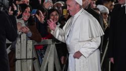 CNNE 752528 - el papa francisco, indignado, se aleja de una mujer que jalo su mano