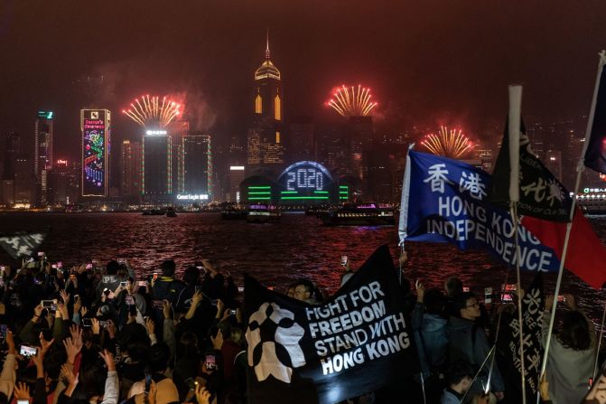 Partidarios de la democracia agitan banderas y gritan consignas durante una fiesta de cuenta regresiva en el distrito de Tsim Sha Tsui el 1 de enero en Hong Kong.