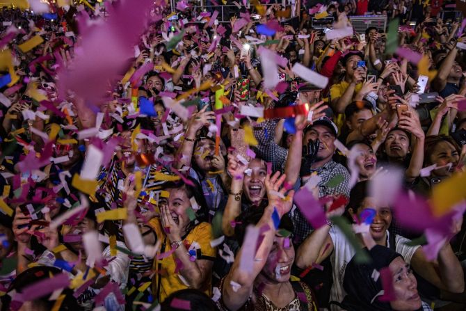 Personas celebran el Año Nuevo en un centro comercial en Manila, Filipinas, el 1 de enero.