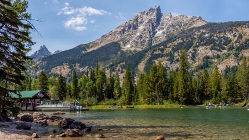 Wyoming: Wyoming es uno de los últimos bastiones del oeste estadounidense, con la belleza natural y accidentada del Parque Nacional Grand Teton (que se muestra aquí) y otras maravillas naturales en todo este estado de EE. UU.