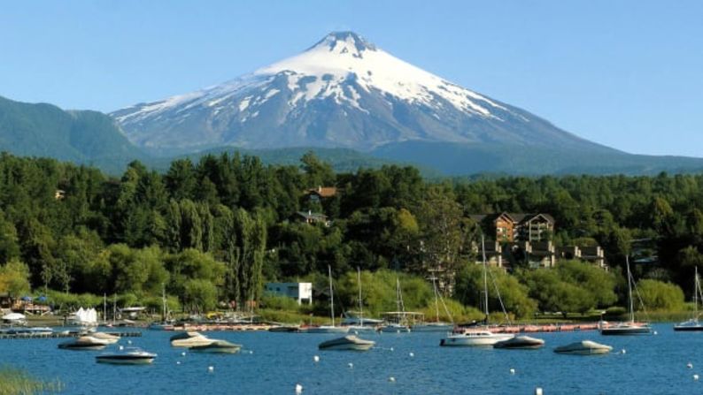 Distrito de los Lagos de Chile, Chile: Una visita a "Los Lagos" ofrece a los viajeros paisajes asombrosos, serenidad y, el 14 de diciembre de 2020, un eclipse solar total sobre la ciudad de Pucón a la 1:03 pm hora local. SERNATUR / Consejo de Turismo de Chile