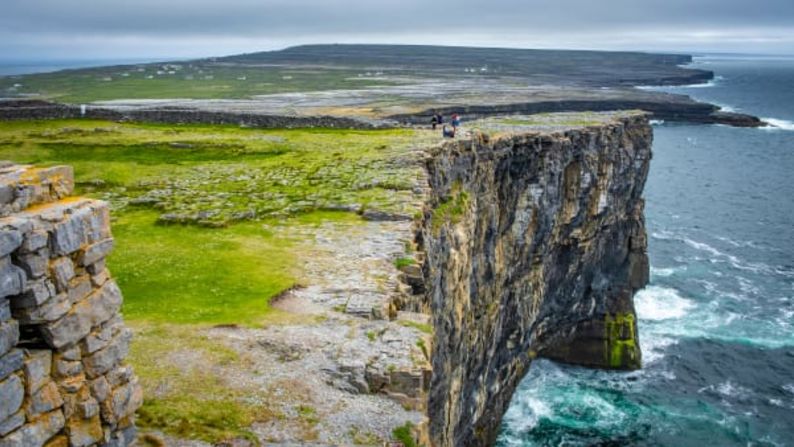 Galway, Irlanda: Capital europea de la cultura para 2020, Galway es una tierra rural donde la gente vive según sus propias reglas, y los artistas se sienten atraídos por la belleza sublime del paisaje rocoso. La capital, la ciudad de Galway, es un enclave bohemio donde los festivales celebran la región durante todo el año. Aquí se muestran los acantilados de Dún Aonghasa en Inshmore, Islas Aran.