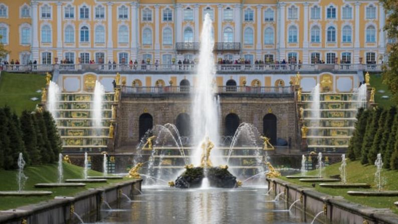 San Petersburgo, Rusia: La antigua capital imperial de Rusia, la ciudad es más popular durante los meses más cálidos, especialmente las llamadas "Noches Blancas" de pleno verano (cuando la ciudad rara vez ve oscuridad durante la temporada de verano).