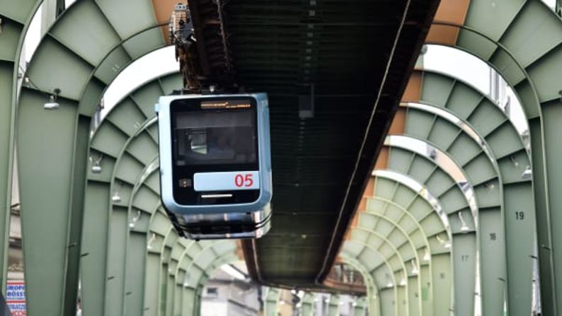 Wuppertal, Alemania: Una visión steampunk de un sistema de transporte público, el ferrocarril de suspensión Schwebebahn de 120 años de esta ciudad parece algo de la imaginación de Julio Verne.