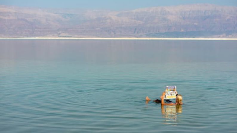 El Mar Muerto, Israel: El punto más bajo de la Tierra, el Mar Muerto, es un oasis salado donde los viajeros de todo el mundo se cubren de barro negro y flotan en el agua con casi ocho veces la salinidad del océano.