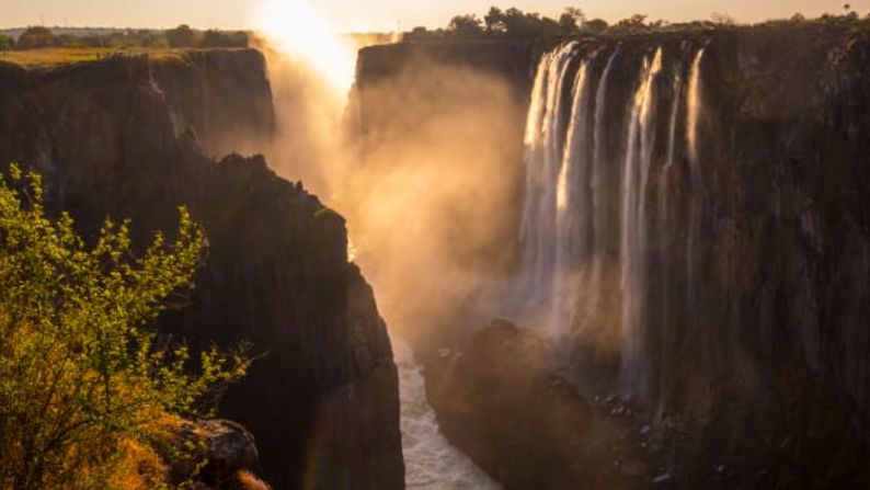 Zambia: Con más del 30% de la tierra del país reservada para parques nacionales, una visita a Zambia te alienta a acercarte a los parques asombrosos, así como a observar las impresionantes Cataratas Victoria.