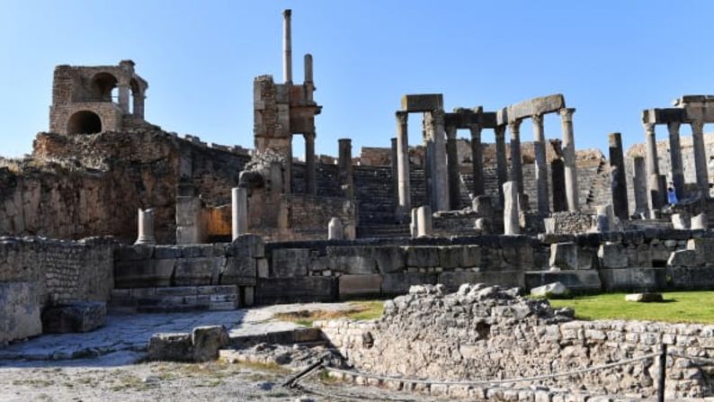 Túnez: Conocido como un viaje de playa asequible para los europeos, Túnez también tiene serias credenciales históricas, incluido el sitio del Patrimonio Mundial de la UNESCO en Cartago y la ciudad romana de Dougga (que se muestra aquí). Natalia Seliverstova / Sputnik / AP