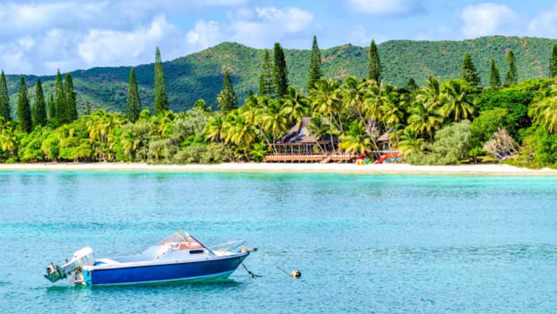 Nueva Caledonia: Ubicado a medio camino entre Fiji y la costa de Queensland, Australia, al sur de las Islas Salomón, este remoto territorio francés de ultramar es el hogar de atardeceres rosados y franjas de playa de arena blanca.