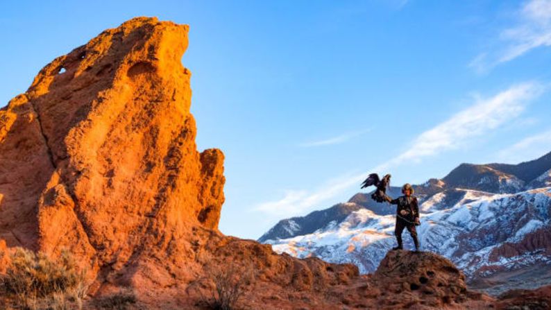 Kirguistán: Una joya perfectamente formada de un país que pocos visitantes internacionales han descubierto, Kirguistán ofrece cañones desérticos (como el Mars Canyon, que se muestra aquí) para rivalizar con el oeste americano y exuberantes prados de gran altitud para rivalizar con los Alpes europeos. Barry Neild / CNN