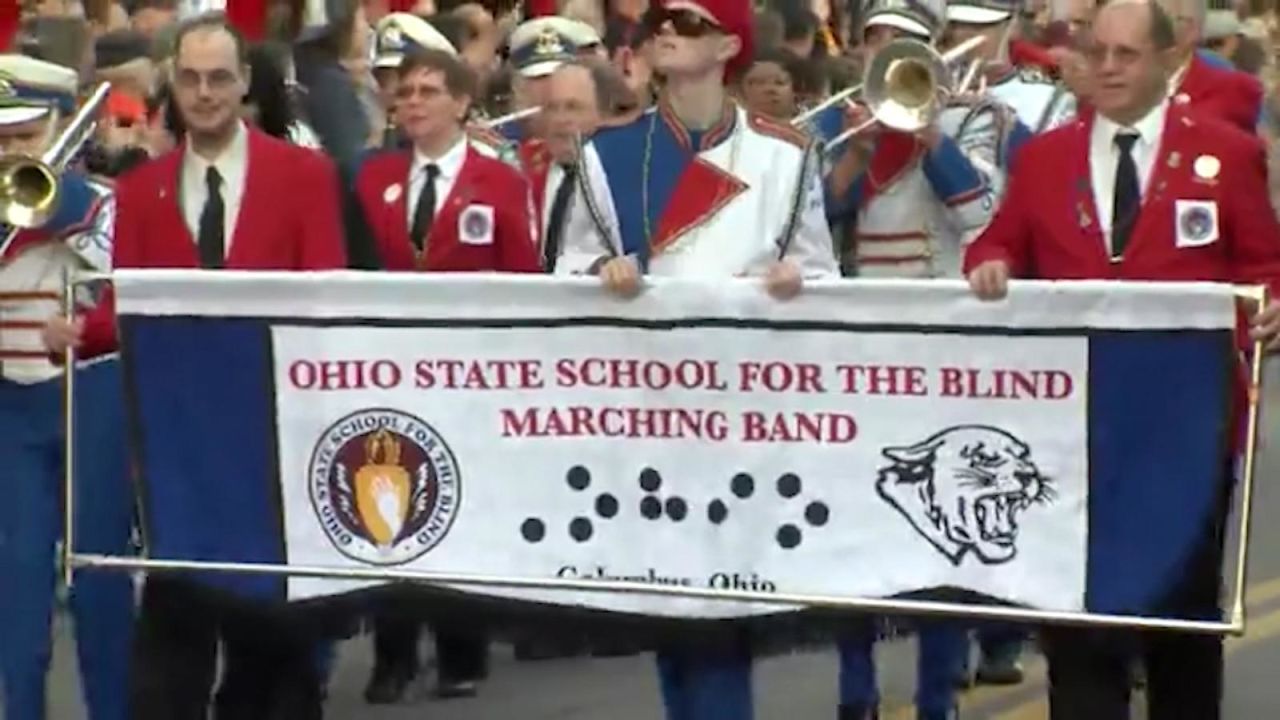 CNNE 752747 - banda de musica de ciegos se presenta en desfile de nochevieja