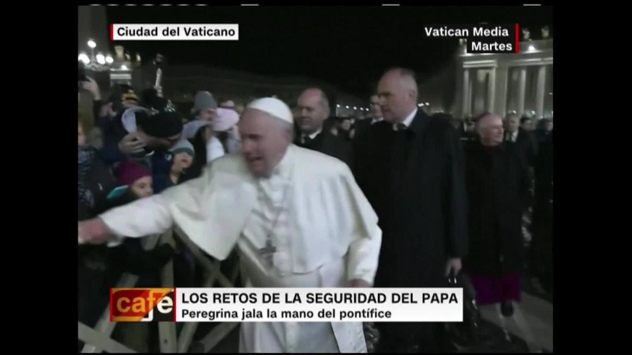 CNNE 752974 - cuestionan la seguridad del papa francisco tras incidente con feligresa-