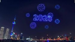 CNNE 753021 - drones reemplazan fuegos artificiales en china