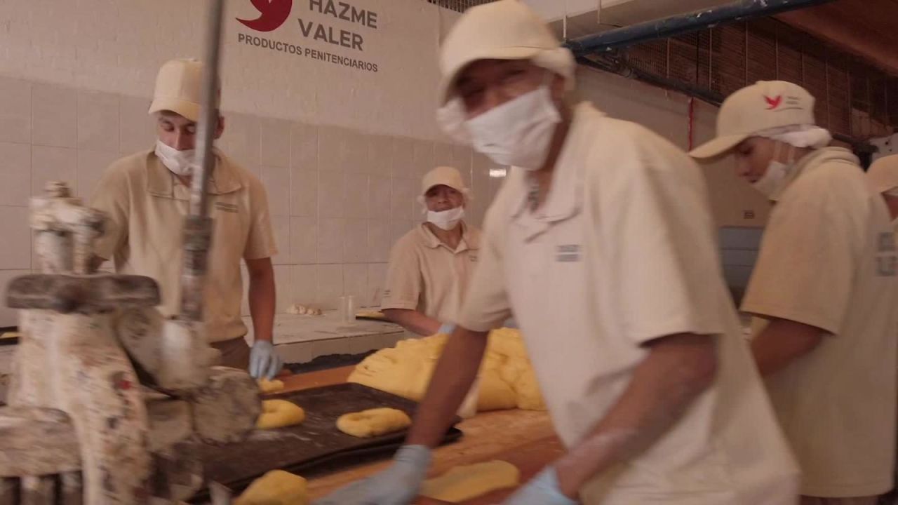 CNNE 753949 - una panaderia detras de las rejas