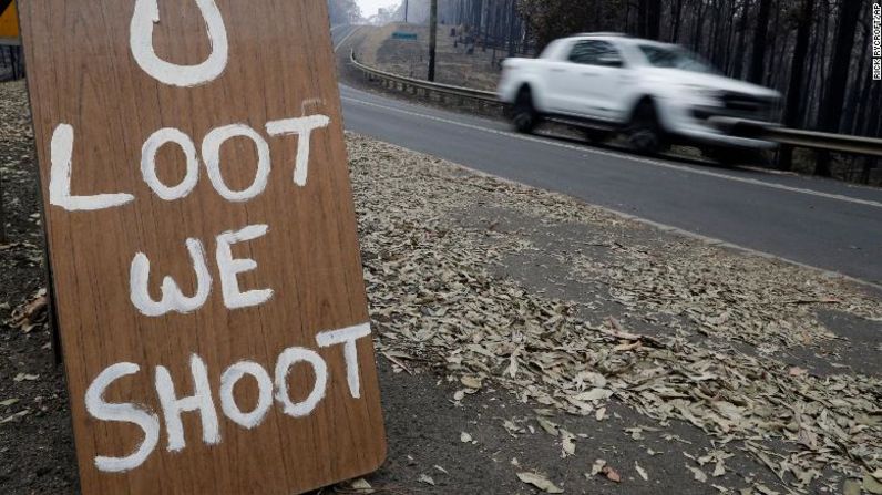 Un cartel con el mensaje "En caso de saqueo, dispararemos" para desalentar a los saqueadores cerca del Parque Conjola, el 5 de enero. Rick Rycroft / AP