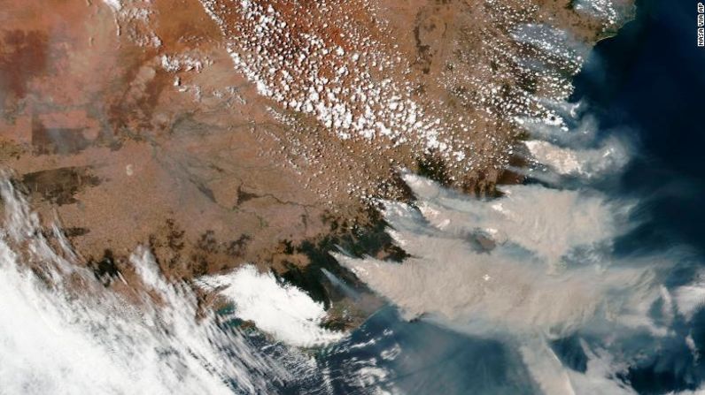 Esta imagen satelital proporcionada por la NASA el sábado 4 de enero muestra el humo de los incendios que arden en Victoria y Nueva Gales del Sur. NASA vía AP