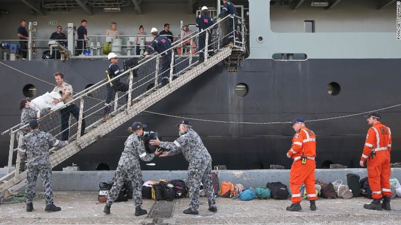 Elementos de la Armada australiana descargan equipaje mientras los evacuados de Mallacoota llegan a bordo del MV Sycamore el 4 de enero al puerto de Hastings, Australia. Pool/Getty Images