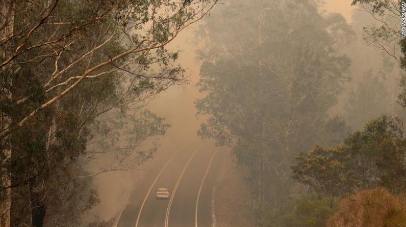 El humo de los incendios forestales envuelve una carretera cerca de Moruya, Australia, el 4 de enero. Rick Rycroft / AP