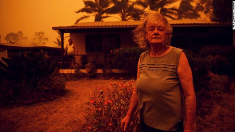 Nancy Allen permanece afuera de su casa mientras los fuertes vientos impulsan el humo y las cenizas del incendio Currowan hacia Nowra en Nueva Gales del Sur, el 4 de enero. Tracey Nearmy / Reuters